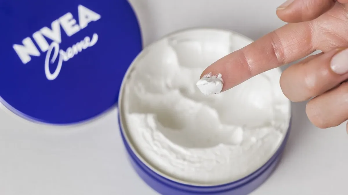 Nivea: „Jsem dermatolog a zkoumal jsem složení modrého krému, tady je můj upřímný názor“