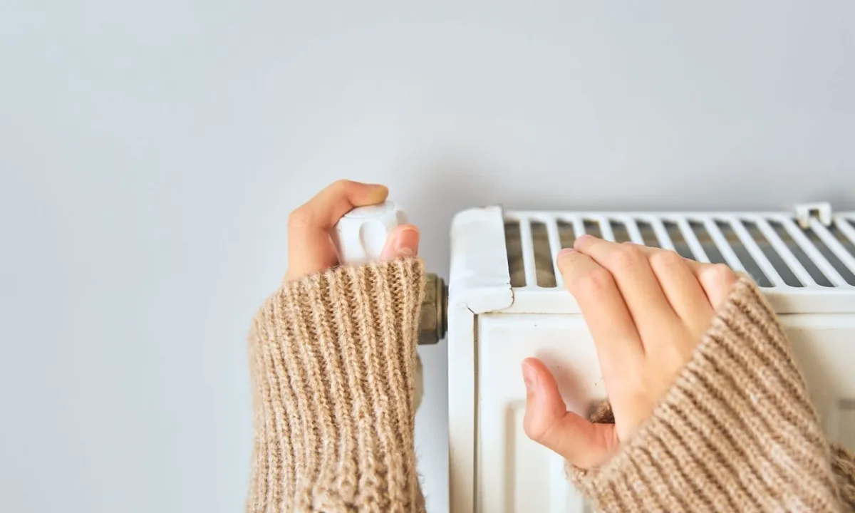 Přehodnocení teplotních standardů v domácnostech: máme dnes větší potřebu tepla?